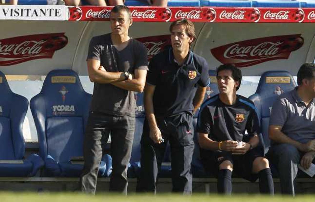Luis Enrique, junto a Barberá, su ayudante en el Barcelona B, durante un partido del filial azulgrana en Balaídos. // Ricardo Grobas