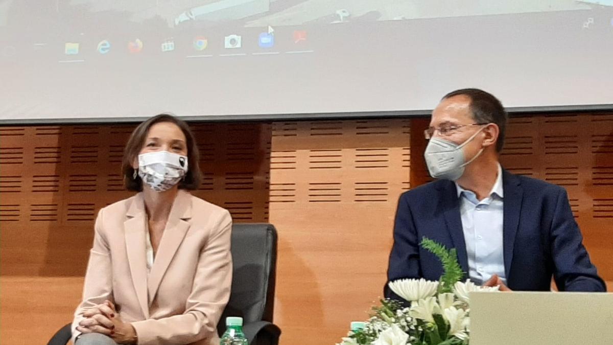 La ministra Reyes Maroto, junto al subdelegado de Gobierno, Ángel Blanco, en su visita a Benavente.