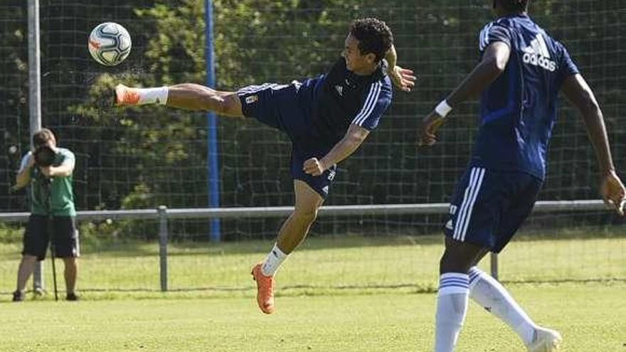 Steven se dispone a golpear el balón, con Ibra de espaldas.