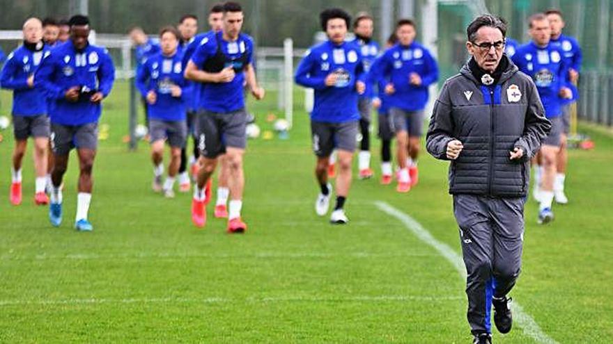 Fernando Vázquez, a la derecha, corre en Abegondo junto a sus jugadores.