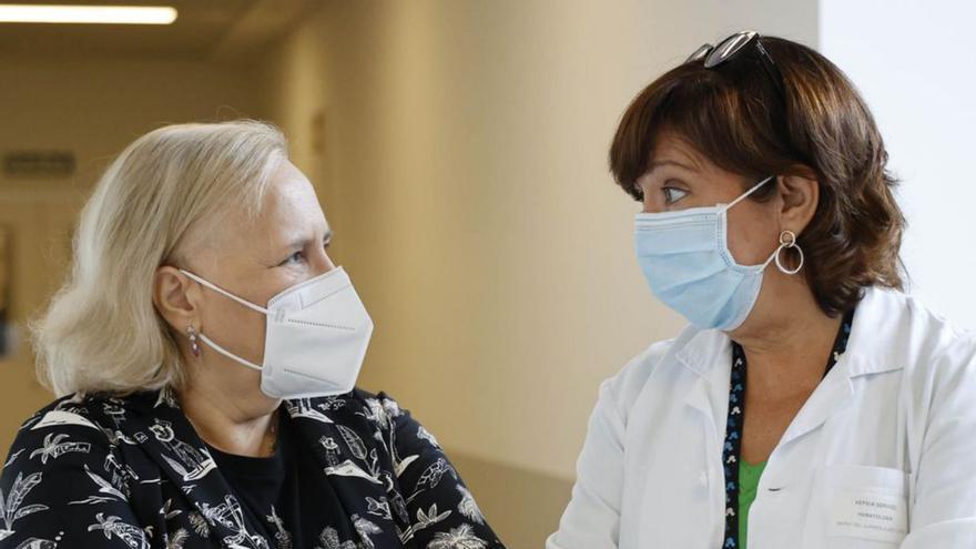 Teresa Regueiro y la doctora Carmen Albo.