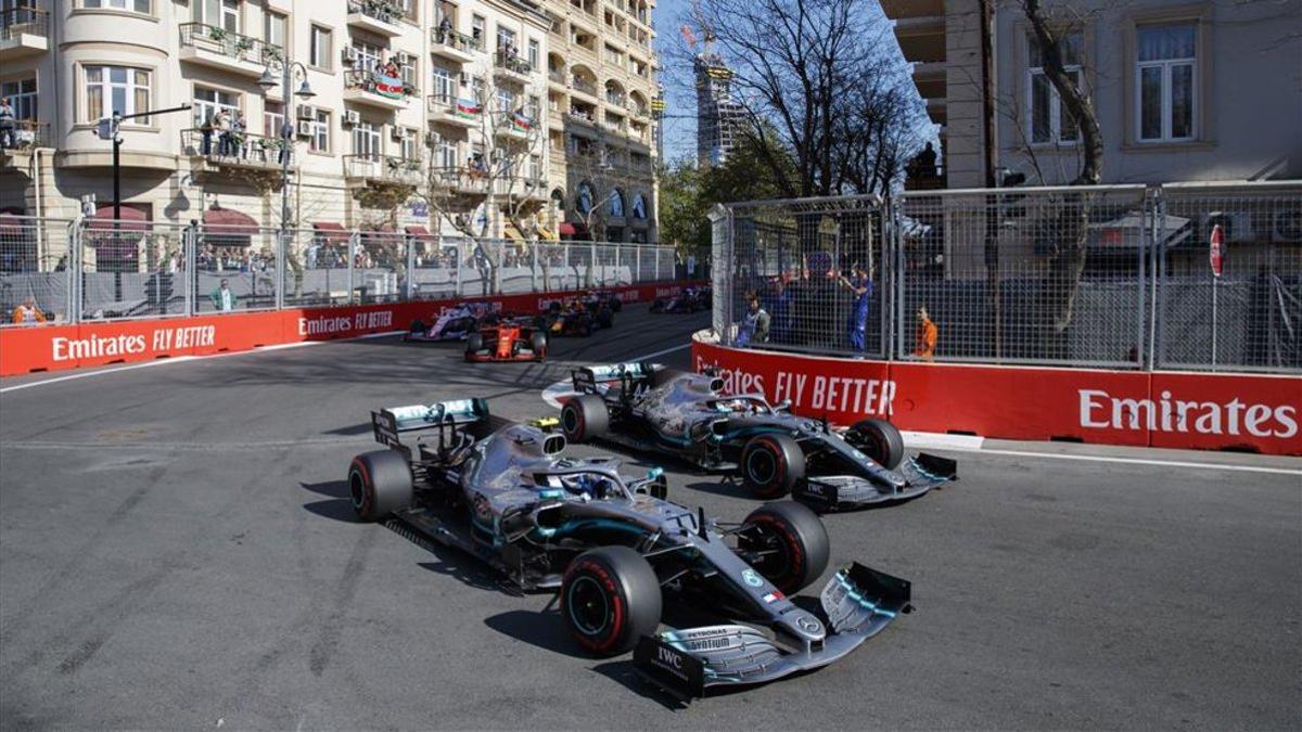 Hamilton y Bottas luchan por una posición en el GP de Azerbaiyán 2019