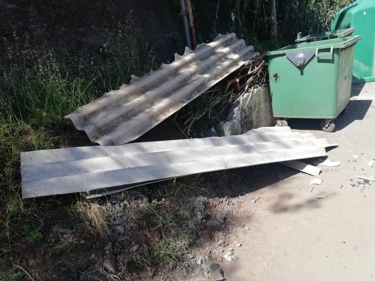 Escombros acumulados en el barrio de El Álamo.