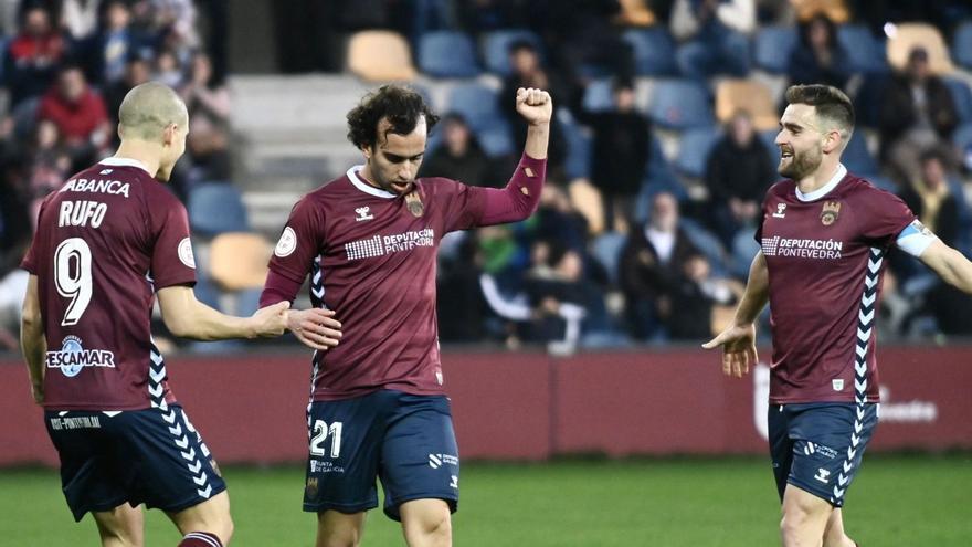 Rufo, Charly y Álex González celebran un gol anotado en Pasarón.