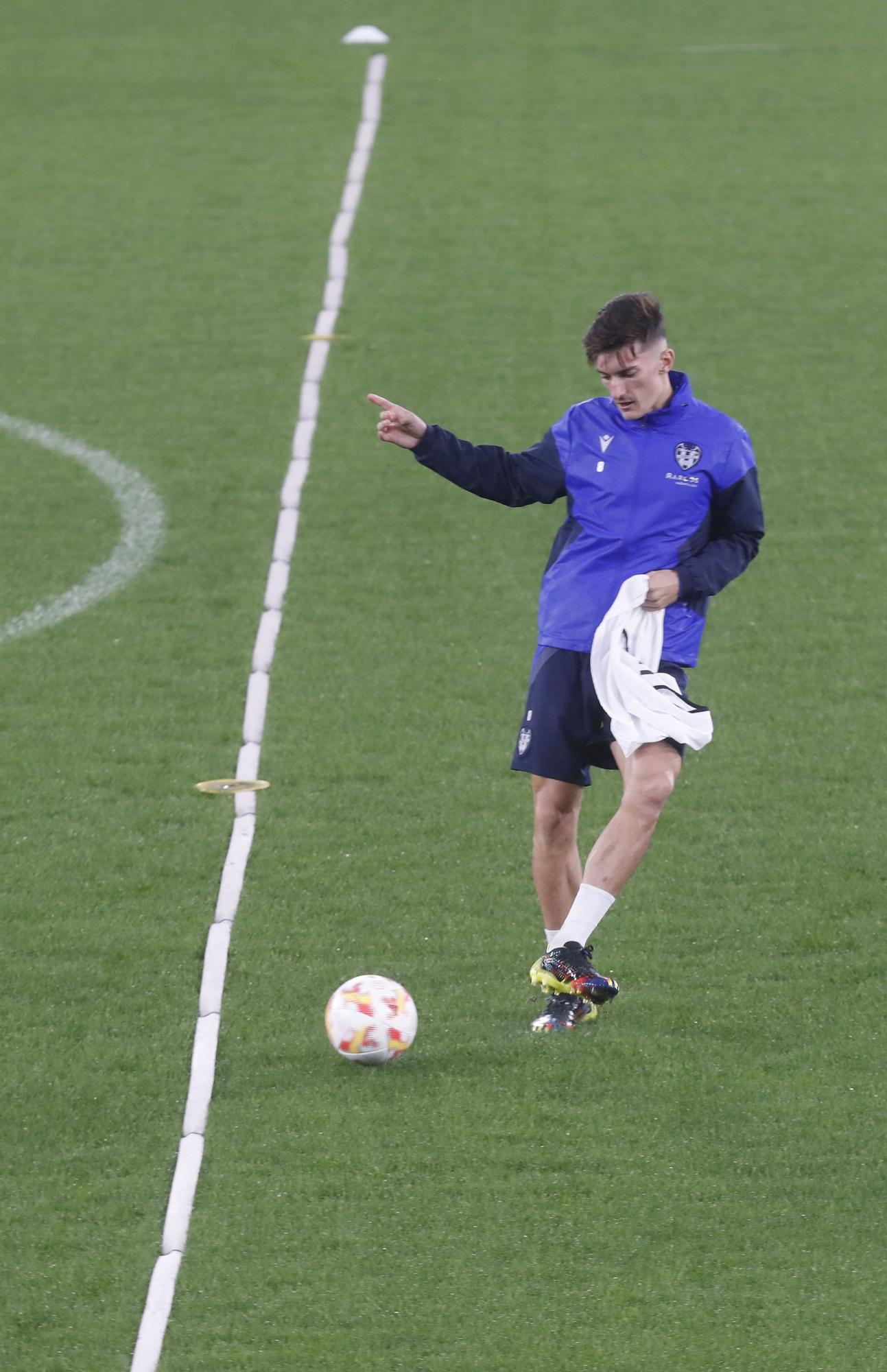 El Levante UD entrena en el Ciutat antes de viajar a Olot