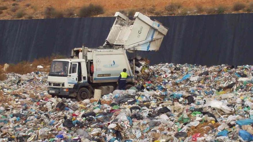 El Consell crea una tasa para castigar las incineraciones de residuos