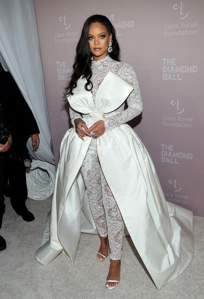 Rihanna con mono de encaje y vestido lazo XL de Alexis Mabille