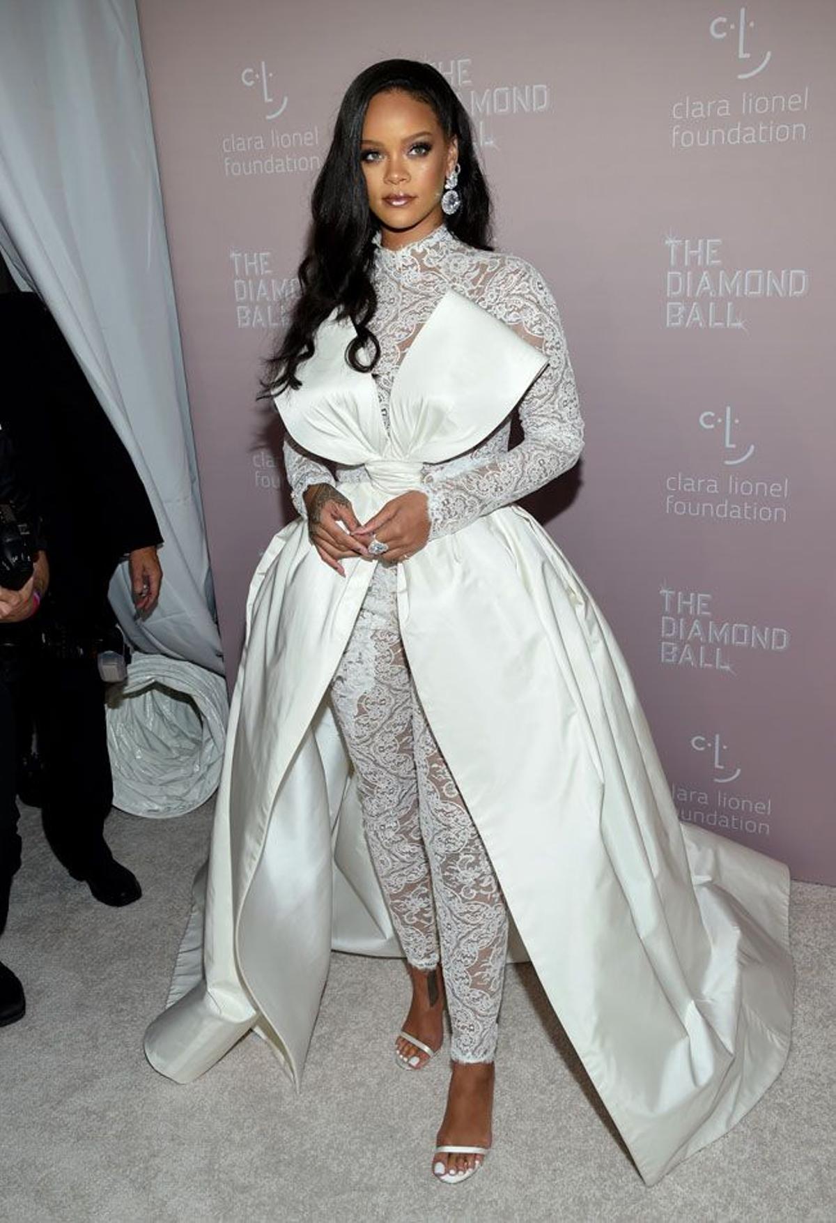 Rihanna con mono de encaje y vestido lazo XL de Alexis Mabille