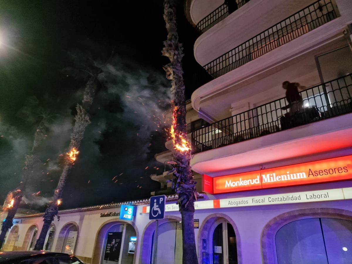 Un vecino sale al balcón y observa el chispeante incendio