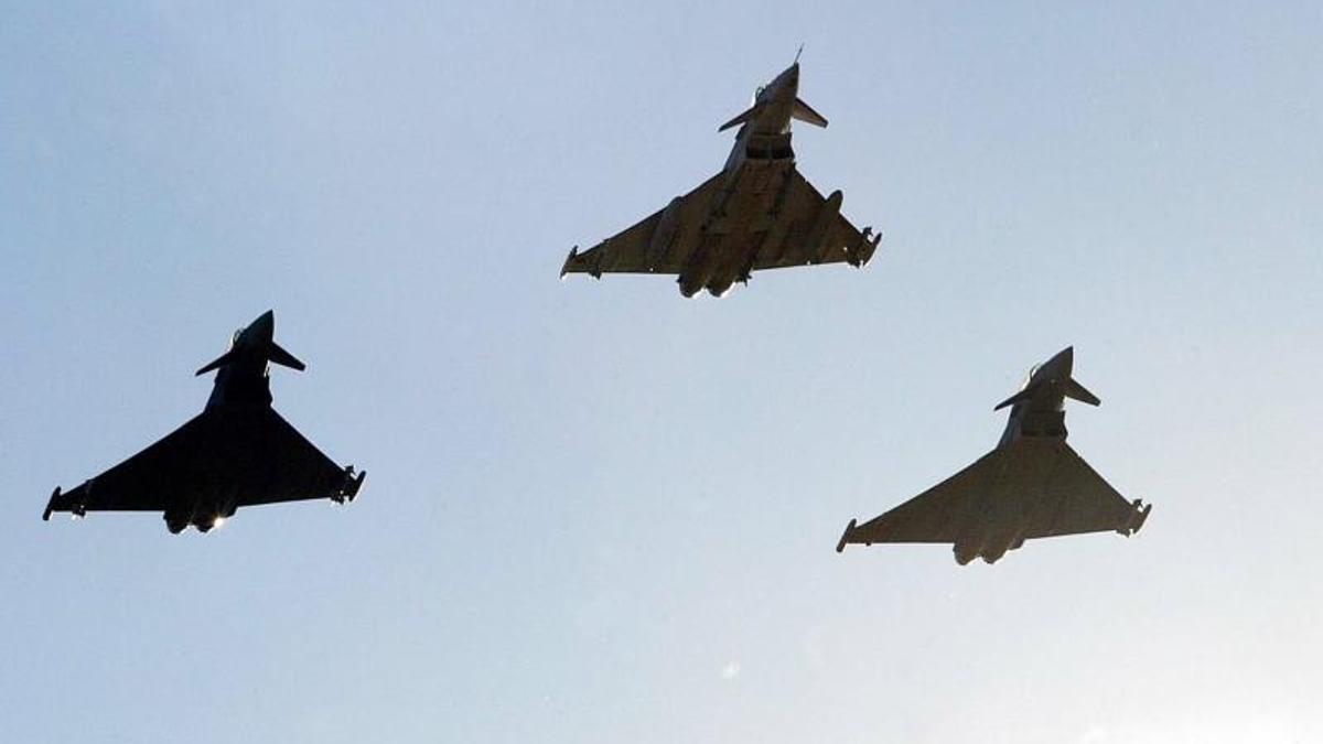 Tres cazas Eurofighter del Ejército del Aire en el cielo de Getafe (Madrid) Juan Manuel Prats