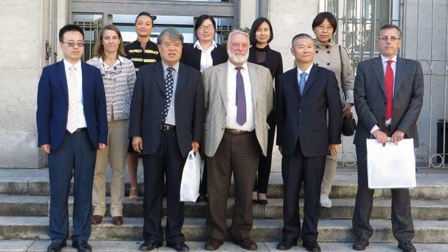 Miembros de la comitiva china, ayer, con dirigentes del Puerto. // FdV