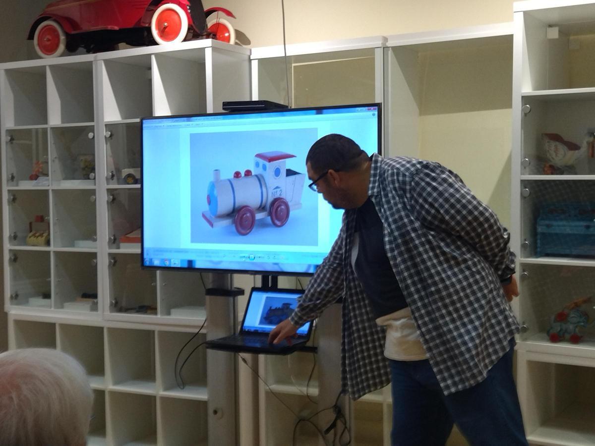 Un juguete que es una locomotora. Esta industria está muy vinculada al tren Dénia-Carcaixent, que transportaba las piezas que se fabricaban en la capital de la Marina Alta. Además, el Museu del Joguet está en la antigua estación de ese ferrocarril