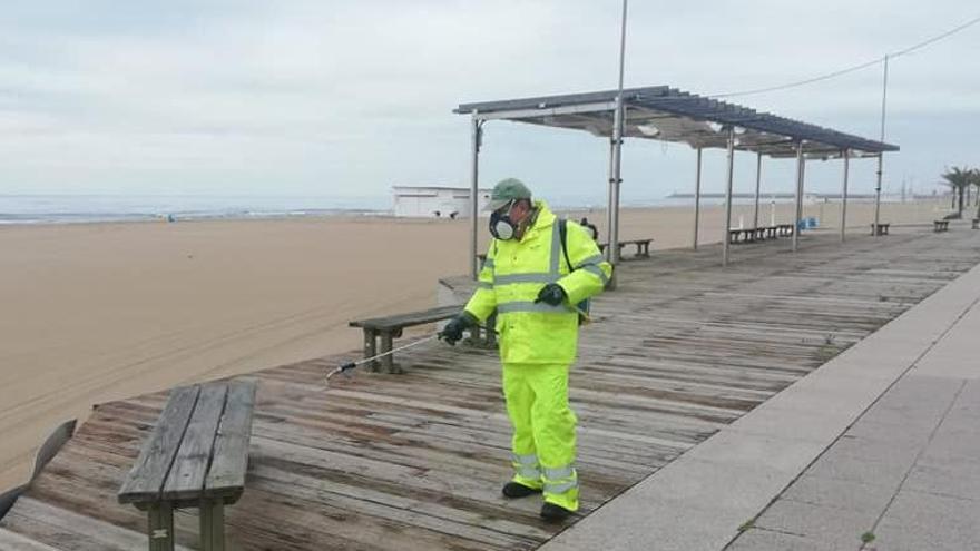 Desinfección del paseo marítimo de Gandía.