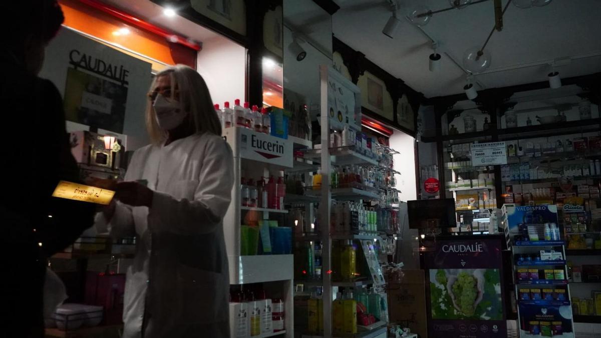 Una farmacia, durante el apagón de cinco minutos. | 
Jose Luis Fernández