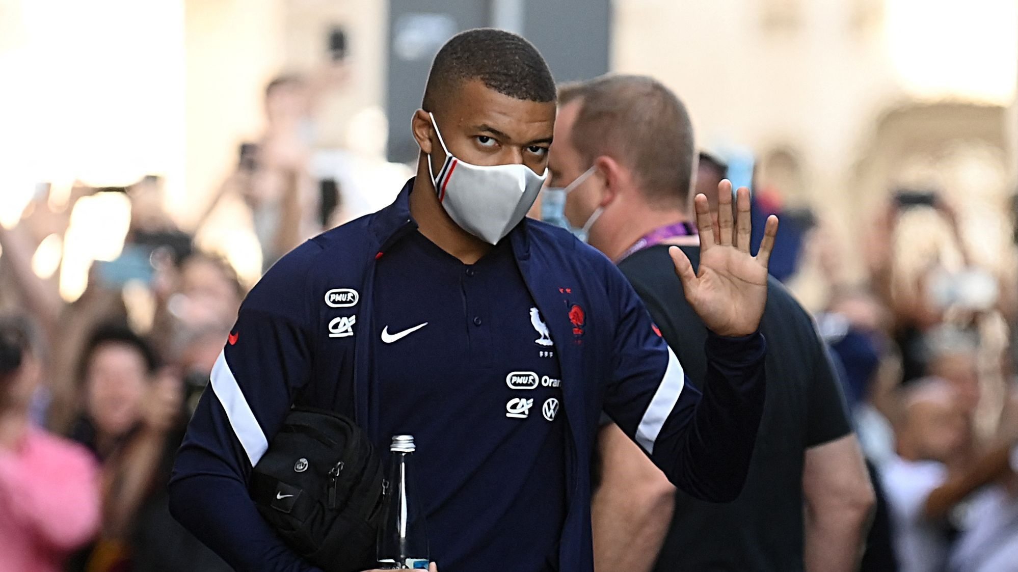 Mbappé saluda a la salida de su hotel en Bucarest.