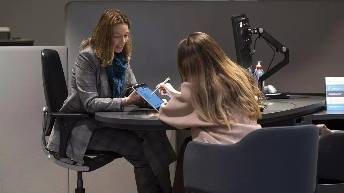 Informáticos y empleados de banca, los profesionales más beneficiados por la IA