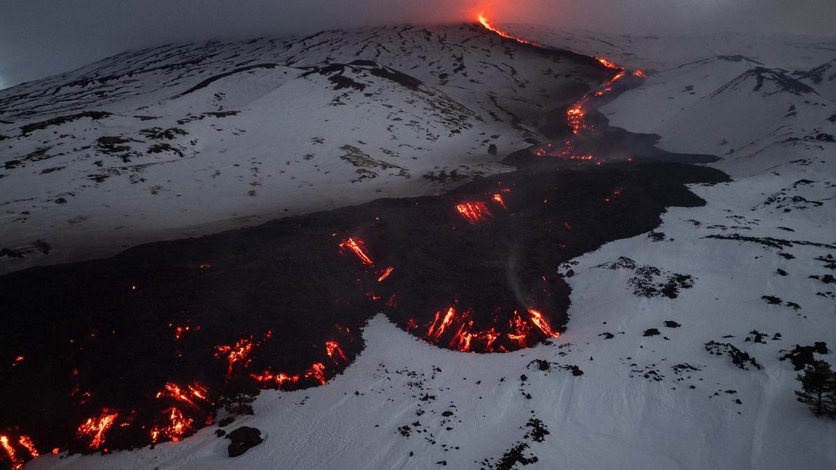 La lava fluye sobre la nieve en el volcán Etna