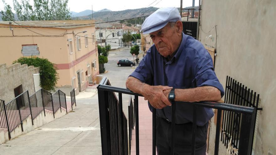 Paco Marco, de 92 años de edad, fotografiado este Día de la Región en una calle de su pueblo, Macisvenda, totalmente desierta.