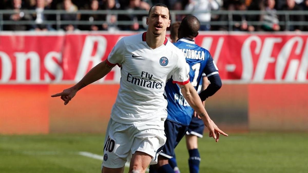 Ibrahimovic, celebra uno de los tantos logrados ante el Troyes