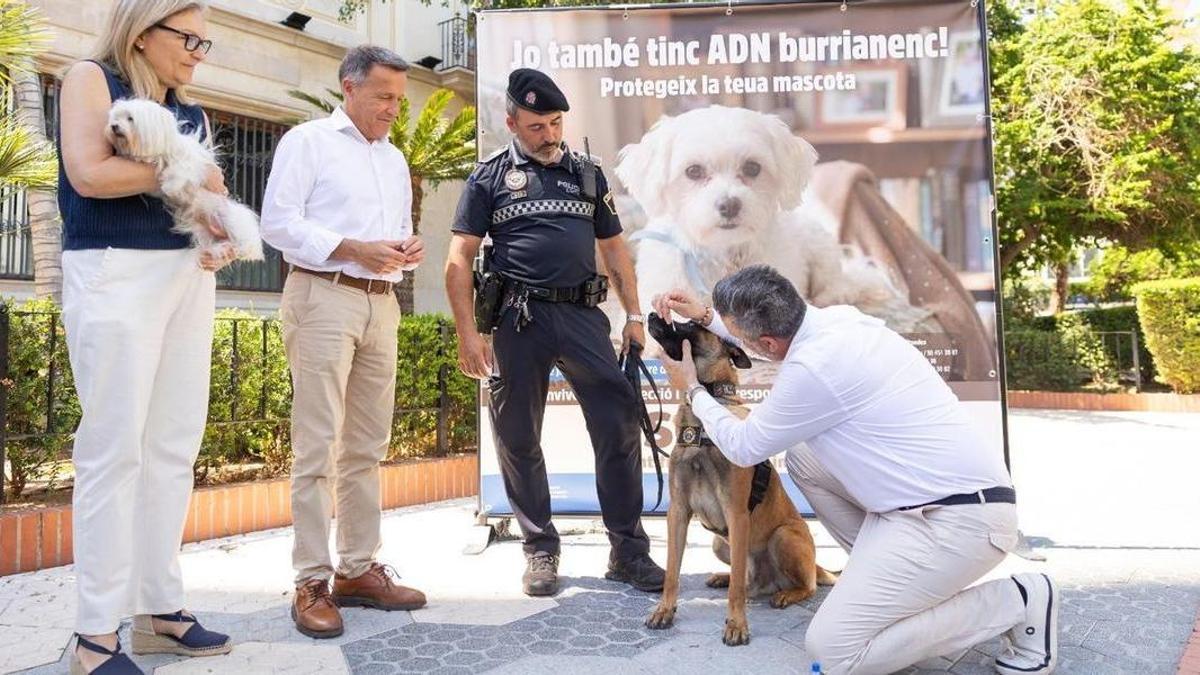 Imagen de la presentación de la campaña, con una demostración de extracción de ADN a un perro para su posterior análisis.