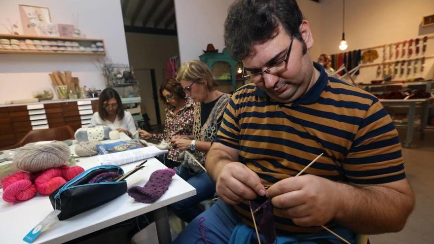 Adrián, el único hombre del punto de encuentro de tejedores que Open Studio 79 realiza los viernes.