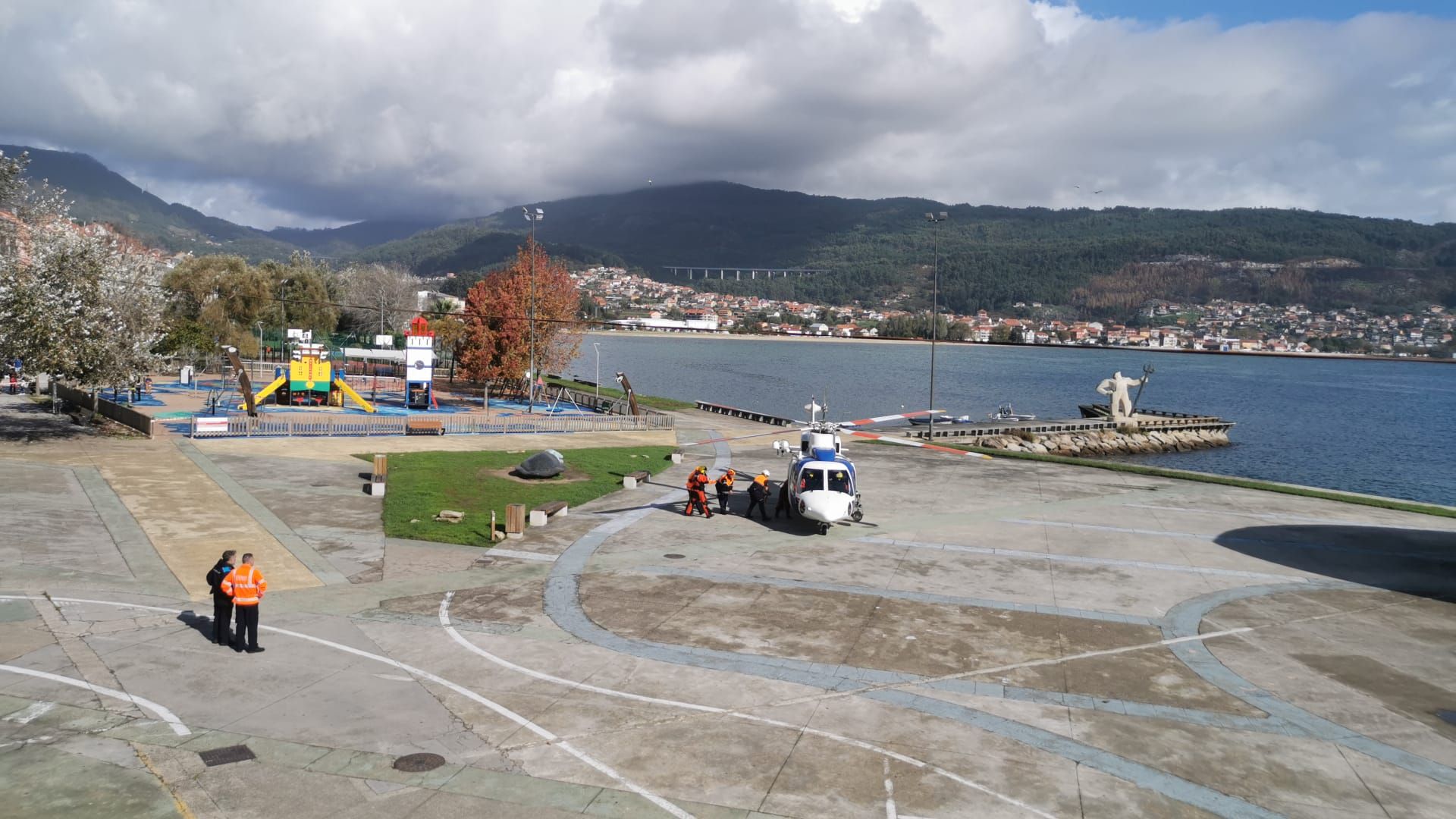 Escenas del simulacro de rescate frente a Moaña.