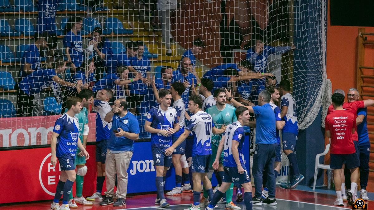 Jugadores y afición celebran el triunfo.