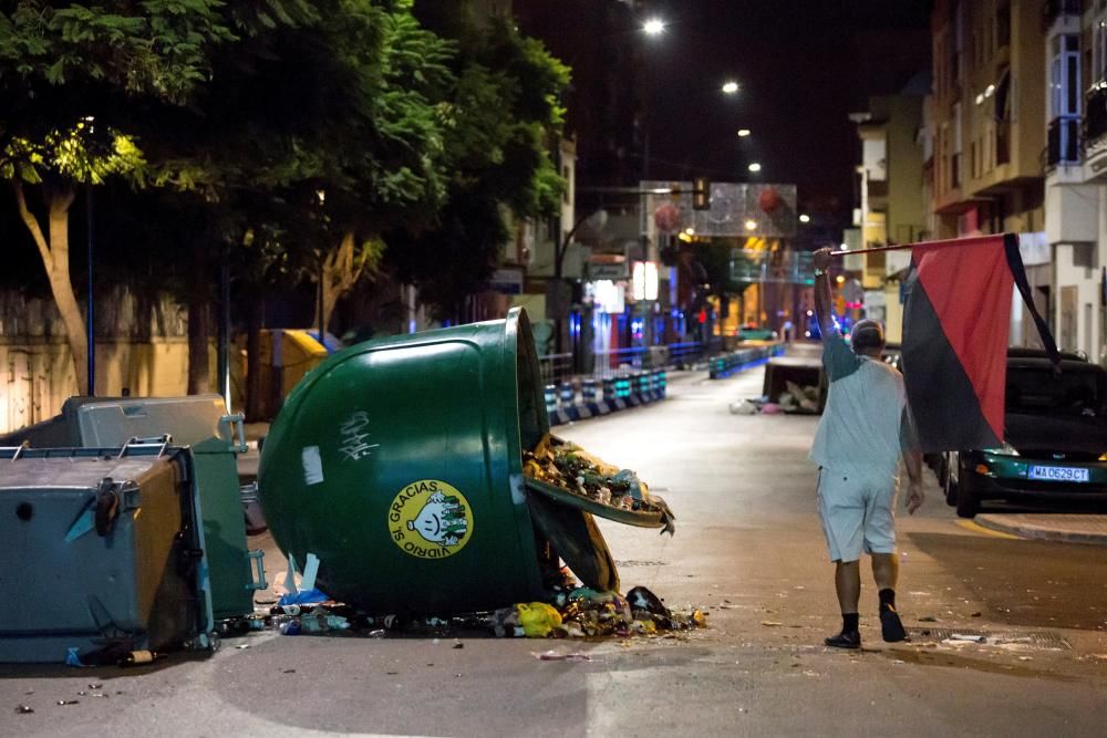 Las imágenes de la concentración en Huelin contra el toque de queda