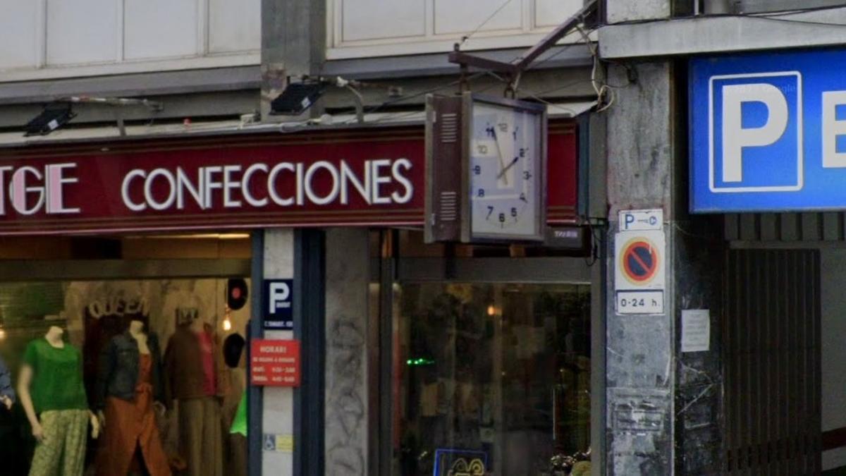 El reloj situado en la calle Comte Borrell de Barcelona.