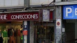 El reloj situado en la calle Comte Borrell de Barcelona.