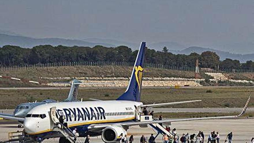 Un avió de Ryanair, a l&#039;aeroport de Girona.