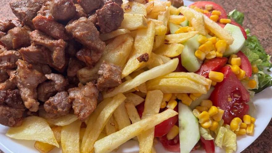 Este es el restaurante al que tienes que ir sí o sí en Gran Canaria: sirve una de las carnes de cochino más famosas de la isla