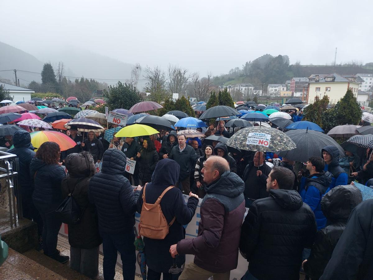 En imágenes: Una multitud reclama en Trevías un cambio de ubicación para la depuradora