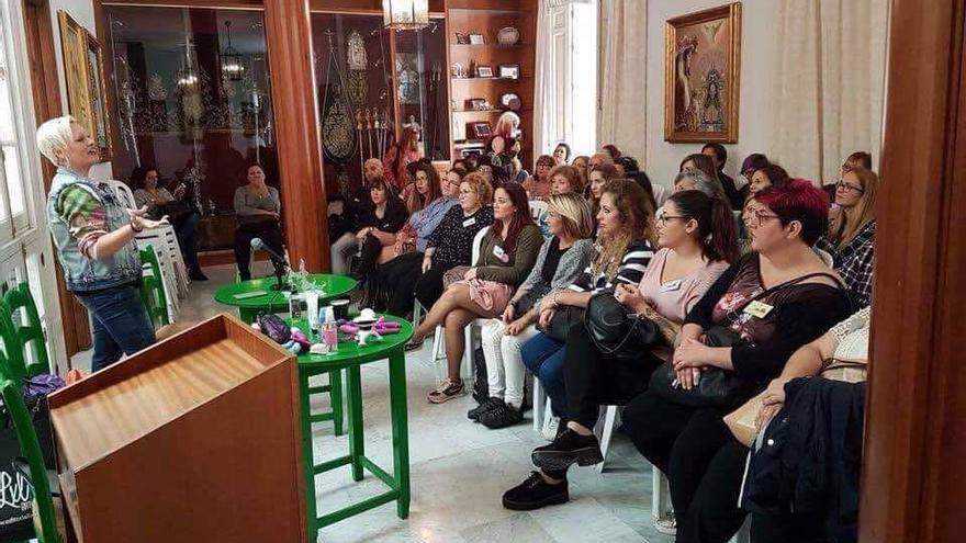 Polémica por la charla de una sexóloga en la sede de la hermandad de La Caleta