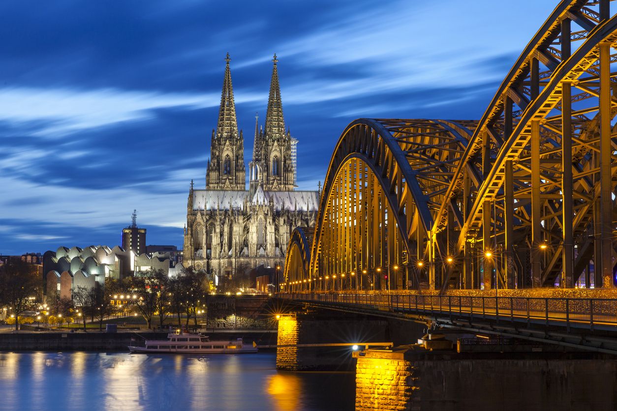 Es de noche cuando más luce el puente Hohenzollern