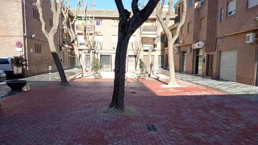 Alquerías ya disfruta de su renovada plaza