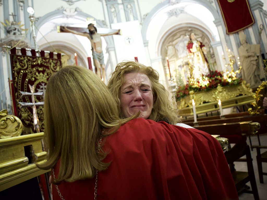 La Cofradía de la Salud vive su fe en el interior de San Juan de Dios de Murcia.