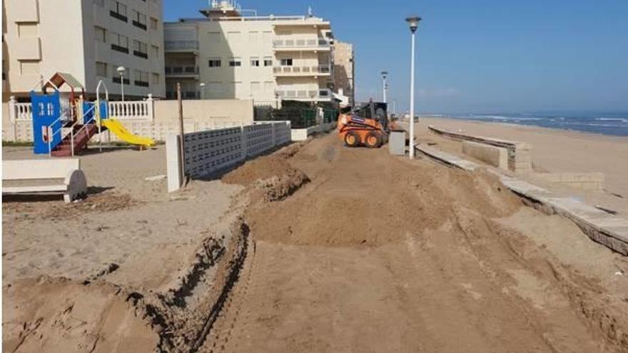 La arena todavía se amontona en el paseo marítimo de Sueca.