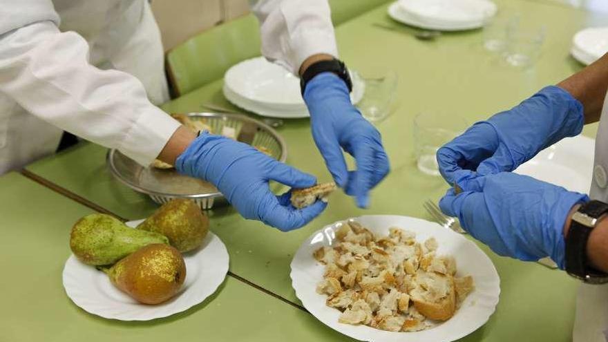 Preparación de menús en un comedor escolar de Gijón, en una imagen de archivo.