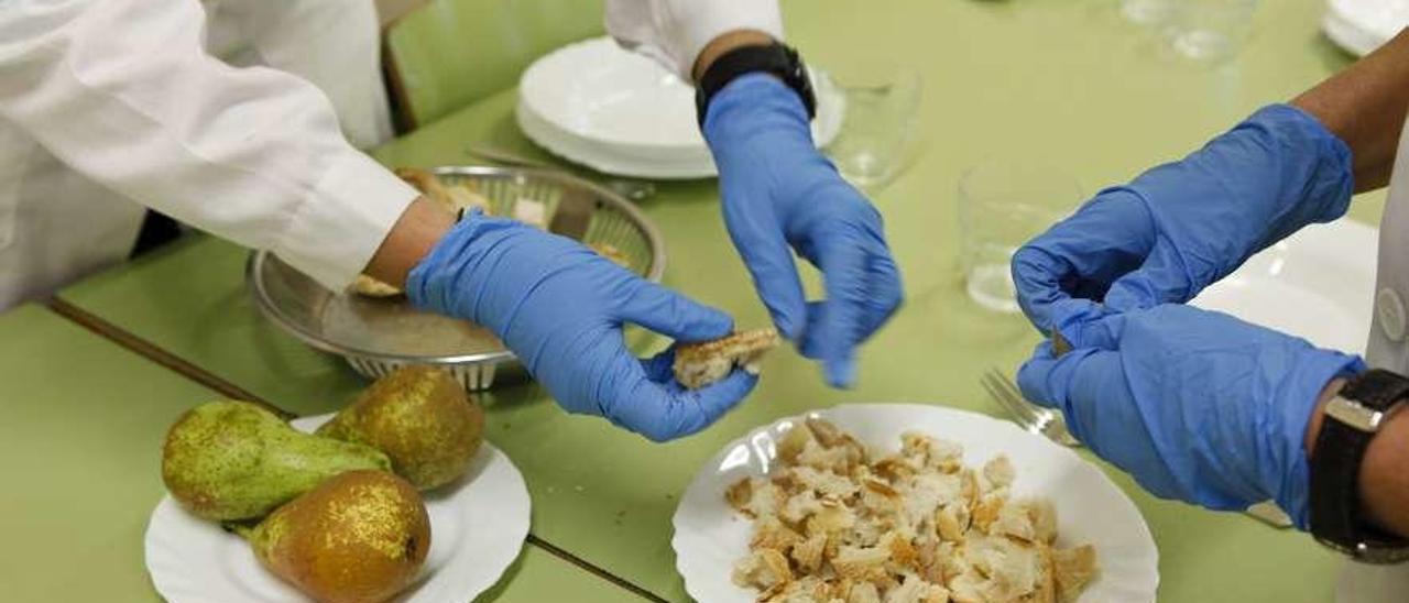 Preparación de menús en un comedor escolar de Gijón, en una imagen de archivo.