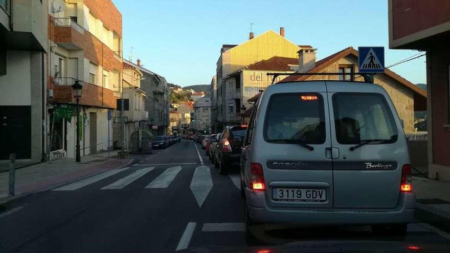 La cola de vehículos llegó desde el puente de Rande hasta el centro de Moaña. // Gonzálo Núñez