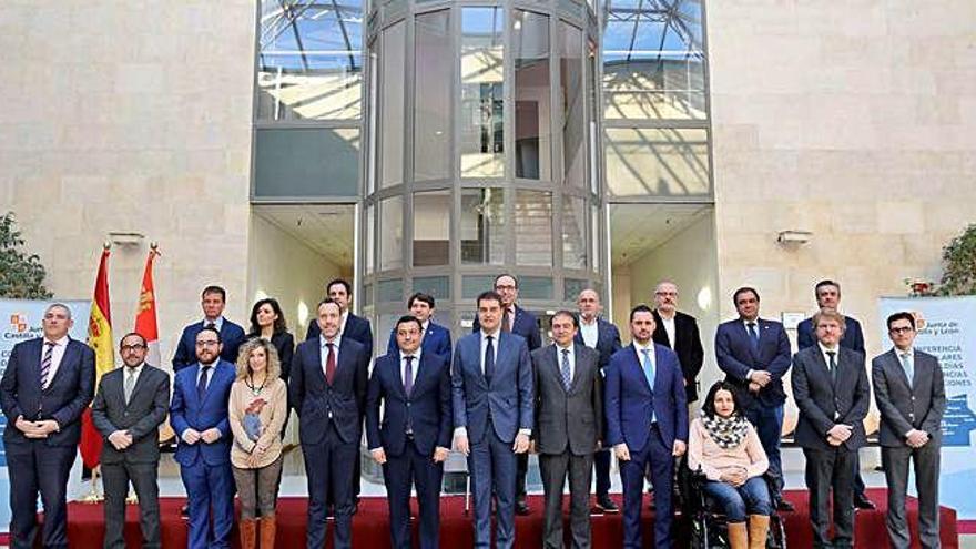 El consejero de la Presidencia con los asistentes a la reunión.