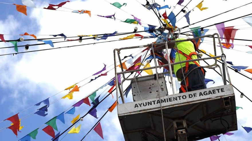 Preparativos para engalanar Agaete para el gran fin de semana del año, víspera de La Rama y de la fiesta de Las Nieves.