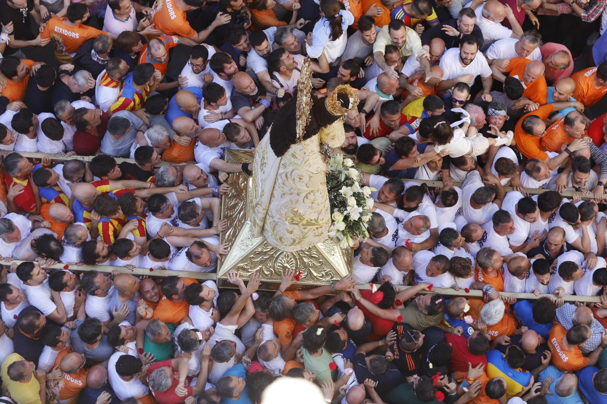 Muchos valencianistas acompañan a la Virgen de los Desamparados en su Traslado