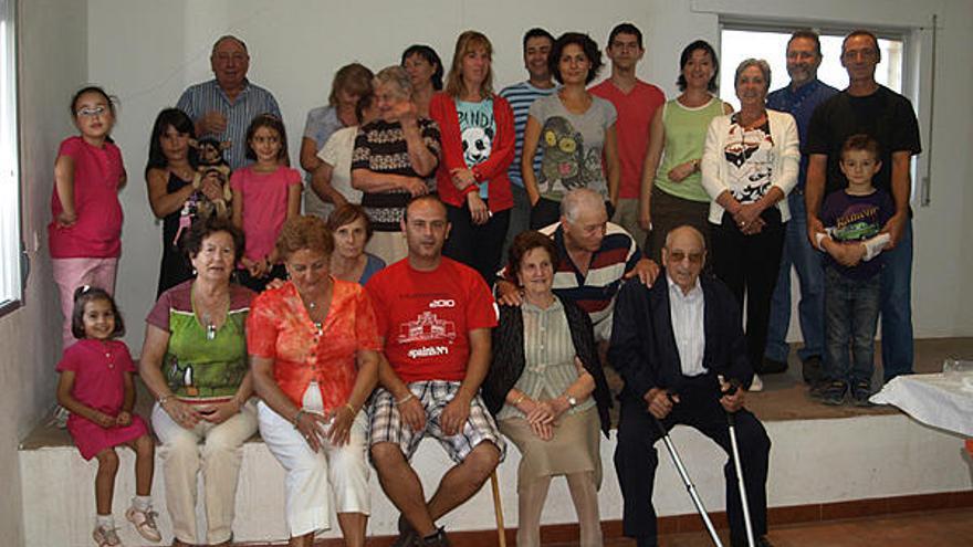 Vecinos y jóvenes de Escuadro durante la celebración de los festejos patronales.