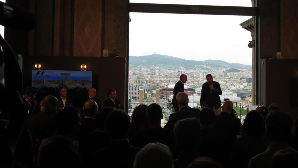 Barcelona al fondo en la presentación del GP de F-1 de España en el Museu d'Art de Catalunya, en Montjuïc.