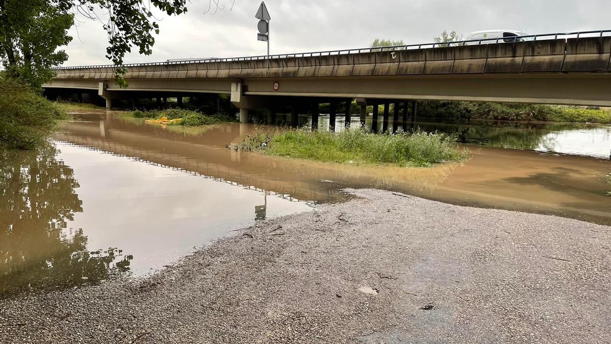 El río Verde desbordado entre Alberic i Massalavés.