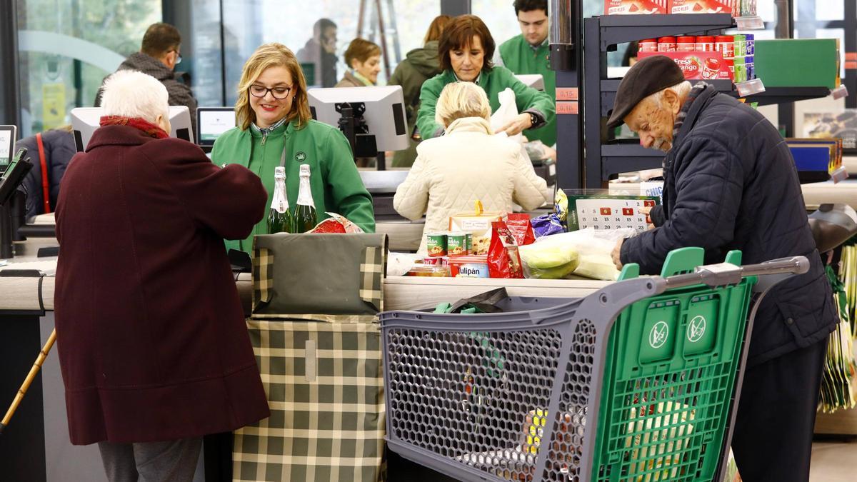 Una pareja paga la compra en un supermercado.