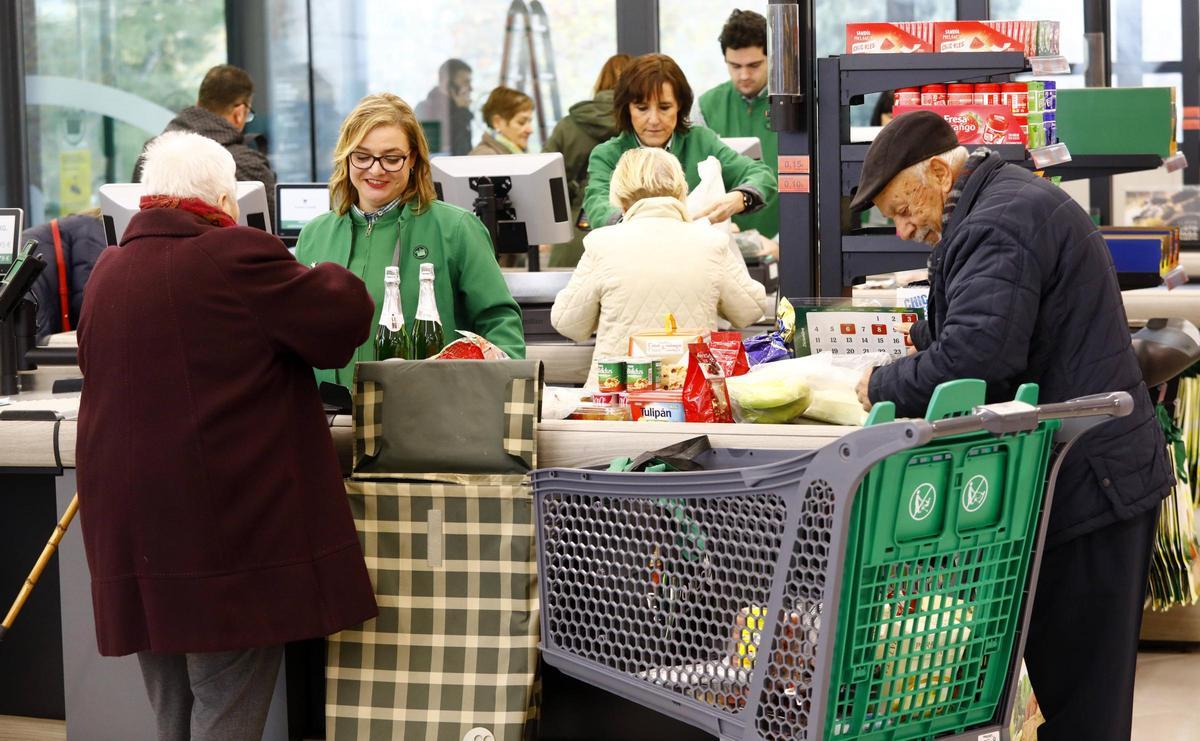 Una pareja paga la compra en un supermercado.