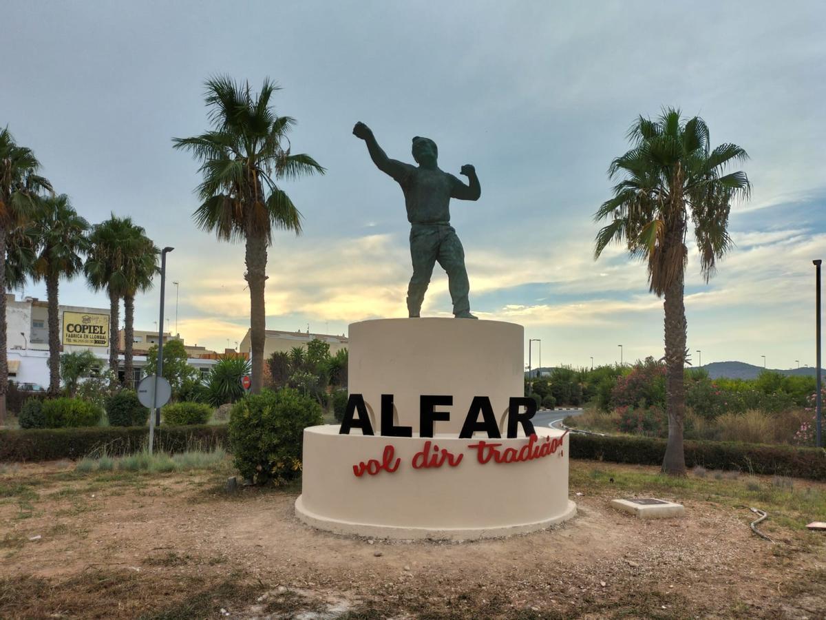 Escultura a la entrada de Alfarb en la que se eliminó la &quot;b&quot; del topónimo en una imagen de archivo.